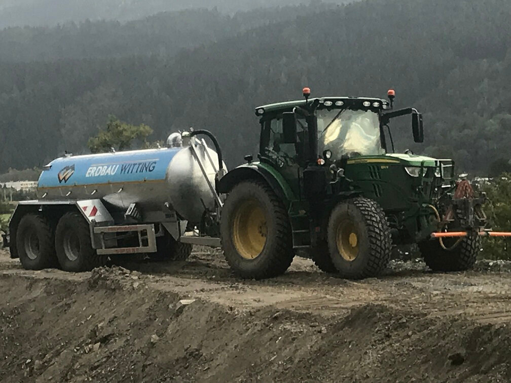 Traktor mit Wassertank von Erdbau Witting