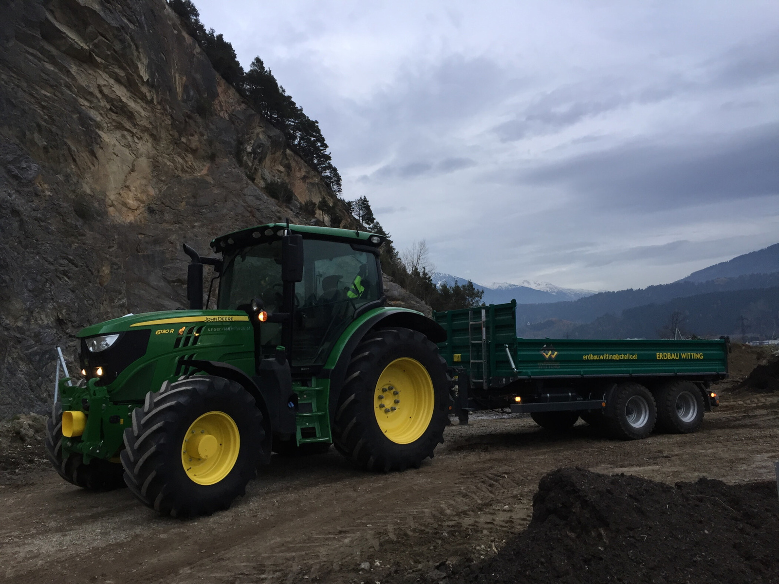 Traktor mit Anhänger von Erdbau Witting